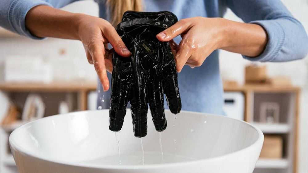 Πώς πλένω γάντια μηχανής; Μπαίνουν πλυντήριο;
