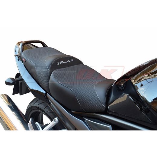 MOTOK-BLACK-GREY-ANATOMIKI-SELA-ME-KENTITO-LOGOTIPO-KAI-TOMI-KOKKIGA-PROSTATI-GIA-SUZUKI-BANDIT650