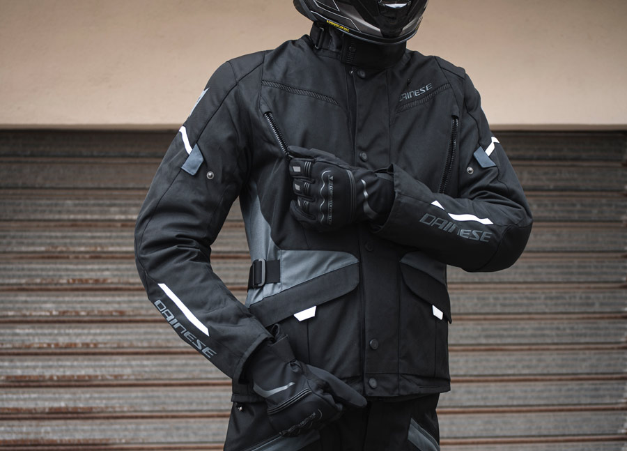 Οδήγηση μηχανής βροχή: Χειμερινά μπουφάν & αδιάβροχα μηχανής