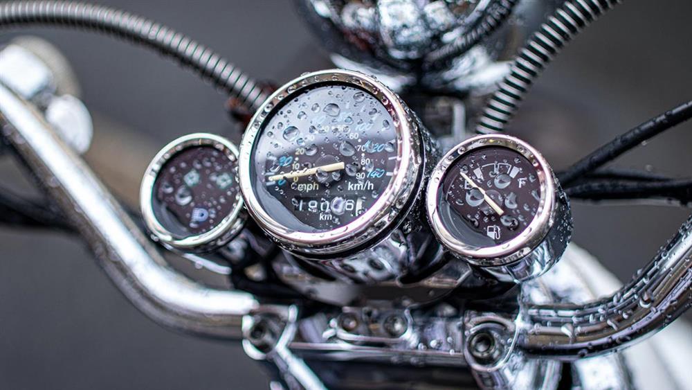 Ασφαλής οδήγηση μηχανής υπό βροχή: Tips & Tricks